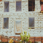 Czy od budynku nieoddanego do użytkowania płaci się podatki?