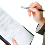 Egzekucja komornicza: Co może zabrać komornik w firmie?