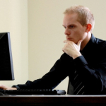 Z jaką datą zaksięgować fakturę pobraną z KSeF?