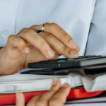 Z jaką datą rozliczyć podatek VAT przy sprzedaży wysyłkowej?