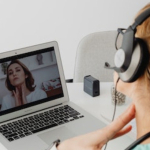 Faktura za usługi medyczne online, a zwolnienie z VAT