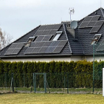 Fotowoltaika z montażem, środek trwały, czy ulepszenie budynku