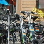 Hulajnoga w kosztach firmy