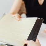 Jak przekazać firmę członkowi rodziny?