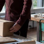 Jak zaksięgować koszt przesyłki w KPiR?