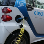 Ładowanie samochodu elektrycznego, to dostawa towarów, czy usługa?