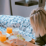 Noclegi z wyżywieniem w kosztach firmy, jak rozliczyć?