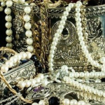 Podatek VAT od sprzedaży biżuterii. Czy jest obowiązkowy?