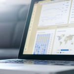 Przelew za fakturę z konta wspólnika spółki a firmowe koszty