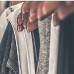 Jak otworzyć sklep z odzieżą używaną?