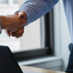 Umowa o dzieło z osobą współpracującą. Jakie koszty autorskie?