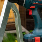 Jak wystawić fakturę za usługę budowlaną z materiałem?