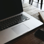 Zatrudnienie na umowę o pracę czy własna firma?